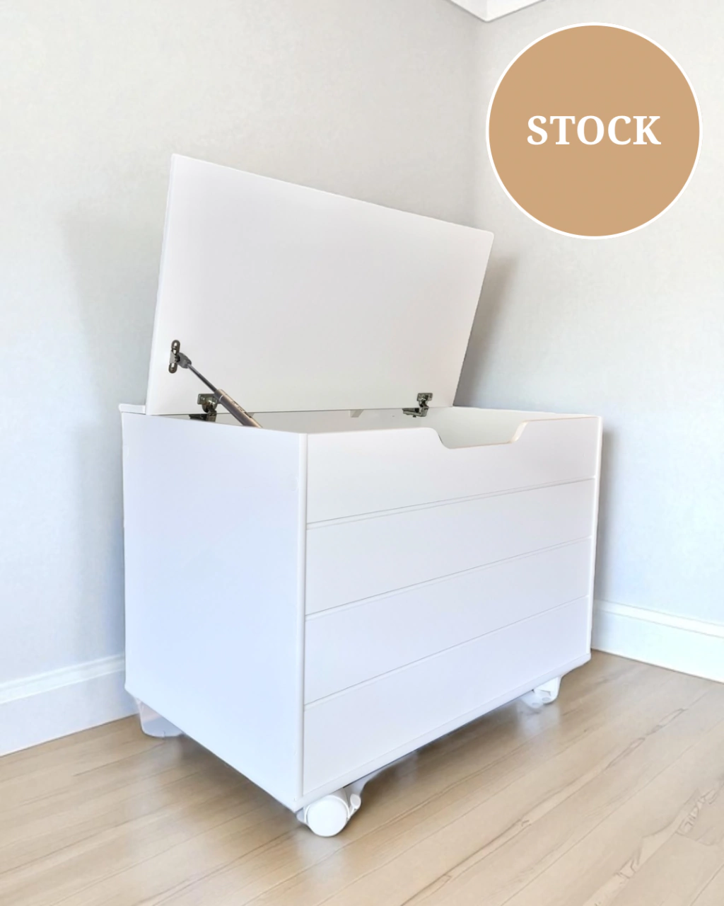 BAUL CON TAPA Y RUEDAS