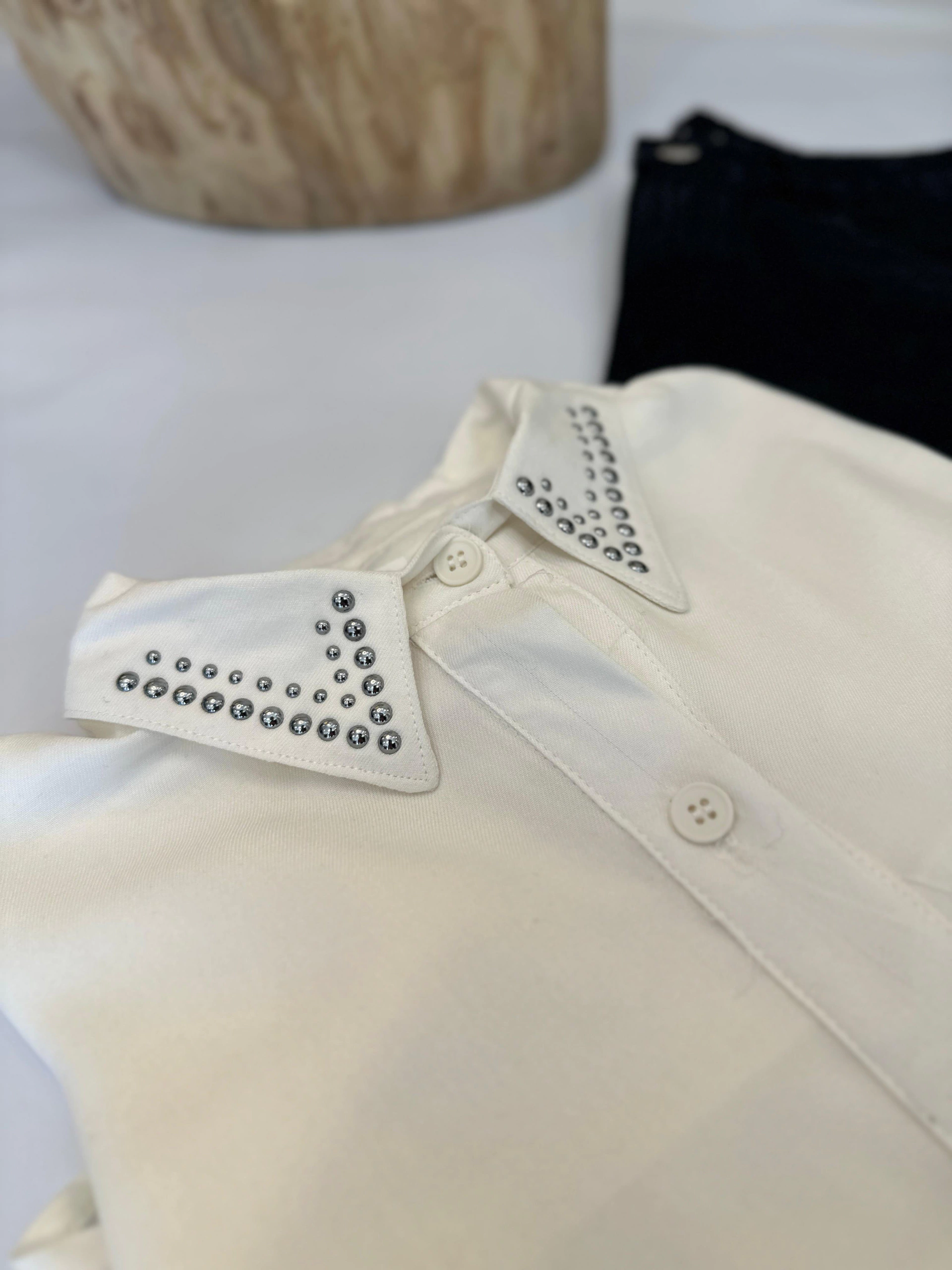 <p><span style="font-size: 18px">Camisas y Blusas</span></p>