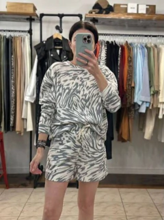 BUZO LIZZY LLAMAS GRIS - comprar online