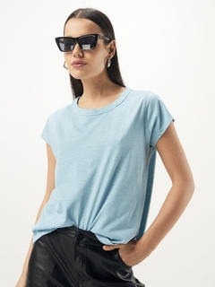 REMERA BASICA GIGI LIGHT BLUE - comprar online
