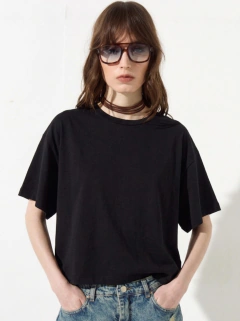 REMERA CROP OVER HOT NEGRA