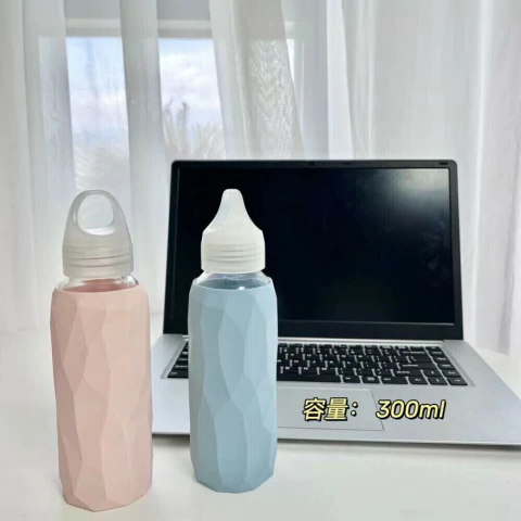 Botella con funda rosa