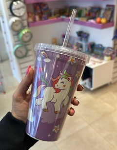 Vaso con tapa y sorbete unicornio en internet