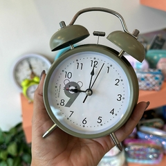 Reloj despertador gris