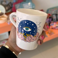 taza conica manos