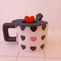 Taza con tapa y cuchara love corazones