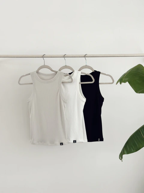 BLANE // MUSCULOSA CUELLO CERRADO LARGA