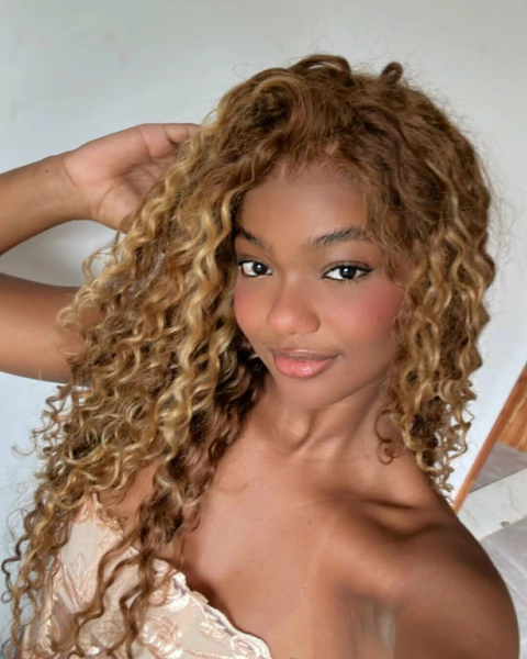 Peruca Front lace HD cacheada mesclado loiro pronta entrega