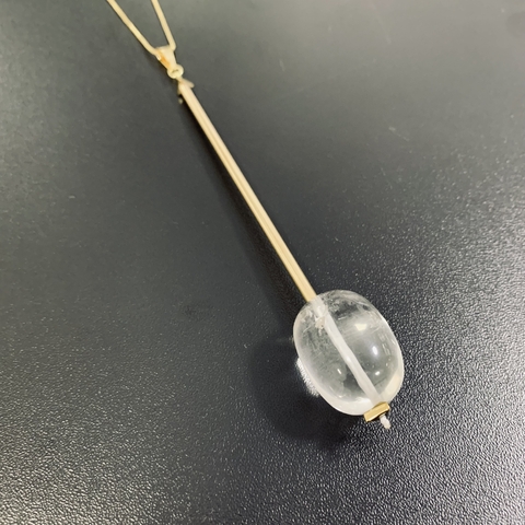 Colar Elara com pingente pêndulo de cristal de rocha e metais banhados a ouro 18k