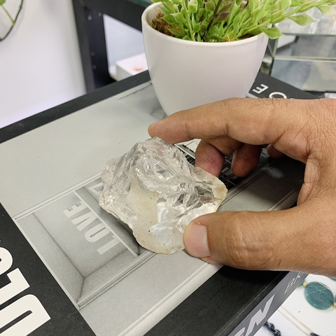 Coleção Elara - pedra bruta de cristal de rocha - 160 gramas