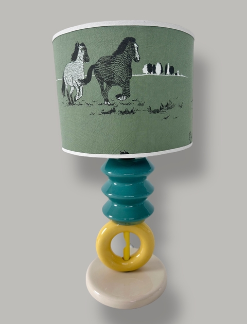 Lámpara de mesa con pantalla Caballo Criollo - comprar online