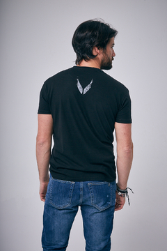 T-SHIRT FLY CUELLO V - PostScript