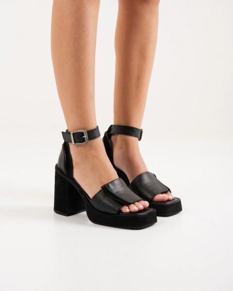 SANDALIA DE CUERO NEGRA CALA