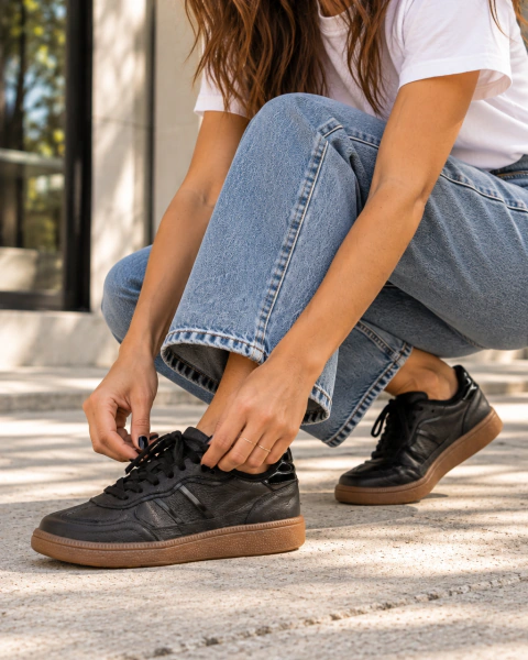 ZAPATILLA DE CUERO NEGRA MAGI