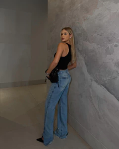 Calça Wide Leg shine com pedrarias na internet