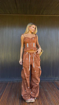 Conjunto Lala de calça e cropped em algodão com bordado