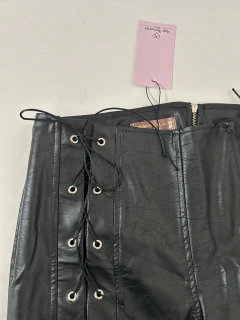 Calça Star em viscose com poliuretano de alta qualidade (material sintético que simula o couro) | - Tati Bernardo 