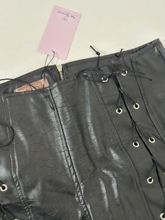 Calça Star em viscose com poliuretano de alta qualidade (material sintético que simula o couro) | na internet