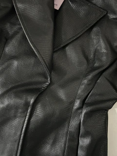 Imagem do Vestido Blazer preto viscose com poliuretano (sintético que simula o couro) | 3 Marias