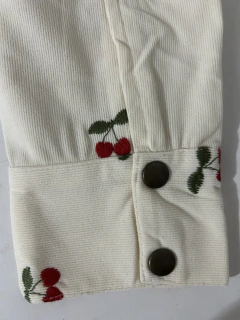 CONJUNTO ANA EM VELUDO BORDADO CEREJA COM JAQUETA BOMBER E SHORTS - Tati Bernardo 
