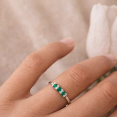 Anillo de Esmeraldas y Diamantes en Oro Blanco Italiano 18 Kilates en internet