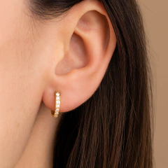 Argollas Huggies Ovales Pavé en Oro Italiano 18 Kilates 10mm en internet