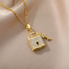 Collar Candadito y Llave Acero Dorado