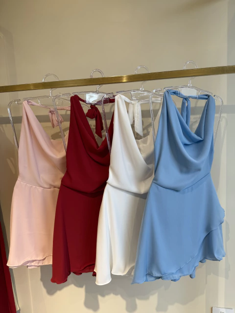 Vestido Curto com Decote Cowl