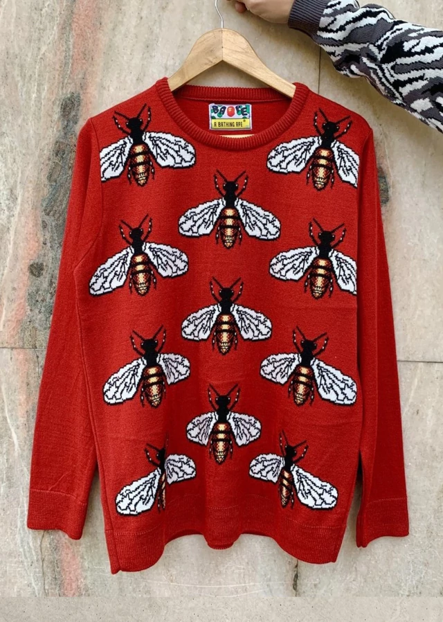 15214 Sweater bees