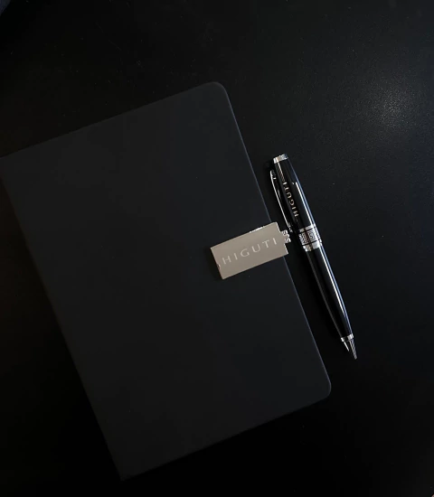 Caneta Personalizada Luxuosa com Logo - Detalhes em Preto e Metal - comprar online