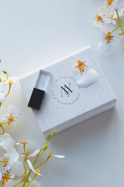 Caixa Clean para Pen Drive em Linho com Fechamento Magnético | Personalização em Silk