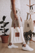 C0MPRE 40 LEVE 44 - ECOBAGS 28x33 PARA FOTOGRAFO, COM ALÇA EM COURINO E TAG EM MATERIAL SINTÉTICO