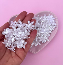 Flor Passante Aramado cor Branca 20mm modelo11 (20g)