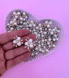 Aplique Flor Pérola Plastico destalhe Strass mod27 (3un)