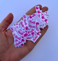Etiqueta cetim Barbie 1,2cmx2,5cm (25un)