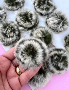 Pompom Pelinho Achatado + ou - 5cm verde Militar mesclado (un)