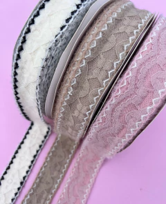 Fita Trabalhada Felpuda Bordinha Bordada 38mm (1 metro)