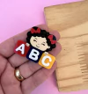 Aplique Menina ABC Cores Fortes Acrílico (un)