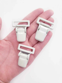 Prendedor de Chupeta M (un) - Fitas e Laços da Fê | 10x Sem Juros no Cartão de Crédito, Junte Pontos e Troque por Cashback