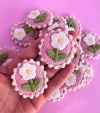 Aplique tecido Oval Flor bordada Branca Fundo Rosa (2un)