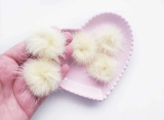 Pelinho meio pompom + ou - 4cm (un) na internet