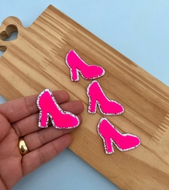 Aplique Sapato Pink Flúor Barbie Base Prata Acrílico (un)