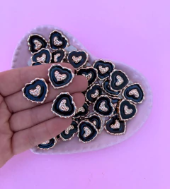 Aplique Coração Preto Dourado Plastico (3un)