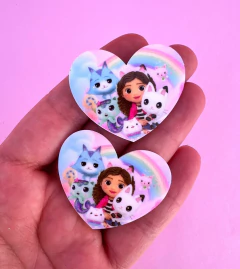 Aplique Acrílico Plano Coração Turma Gabby (2un)
