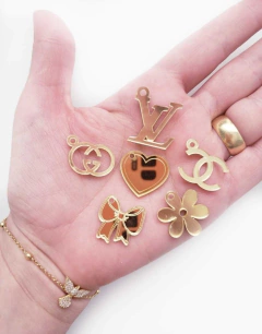 Aplique Acrílico Pingente Dourado para Pulseira (un)