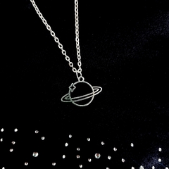 Colar Saturno Prateado na internet