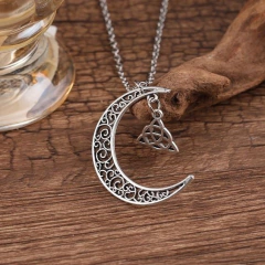 Colar Lua Crescente Triquetra Celta na internet