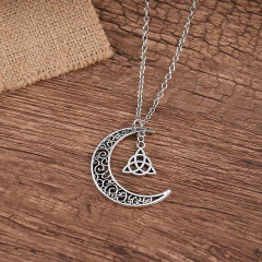 Imagem do Colar Lua Crescente Triquetra Celta