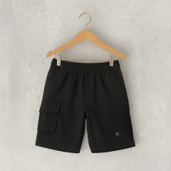 BERMUDA RUSTICO CON BOLSILLO LATERAL NEGRO LISO NIÑO