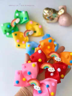 laço-colorido-com-pompom-mimos-da-carol-acessorios